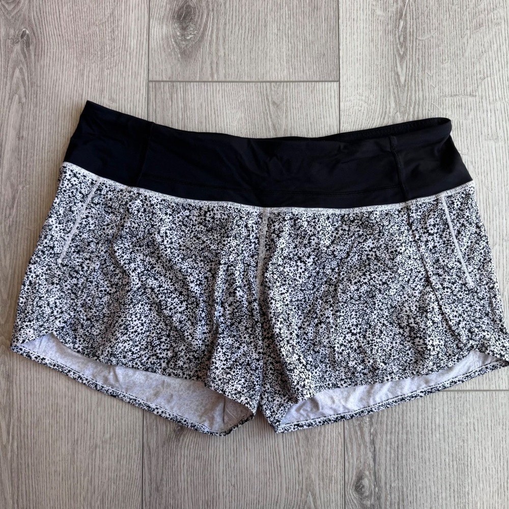 Lululemon Speed Up Shorts Black White Floral Ditsy Print Size 10 Low Rise 2.5"